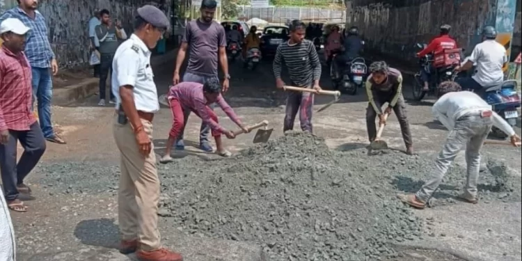 ಮೂಲಸೌಕರ್ಯ ಕುಸಿಯುತ್ತಿರುವ ಹಿನ್ನೆಲೆಯಲ್ಲಿ ಬೆಂಗಳೂರು ಟ್ರಾಫಿಕ್ ಪೋಲೀಸ್ ಹೆಜ್ಜೆ: ನಾಗರಿಕರಿಂದ ಅವರ ಪ್ರಯತ್ನಕ್ಕೆ ಮೆಚ್ಚುಗೆ